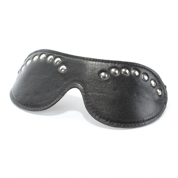 Маска из коричневой кожи с клепками