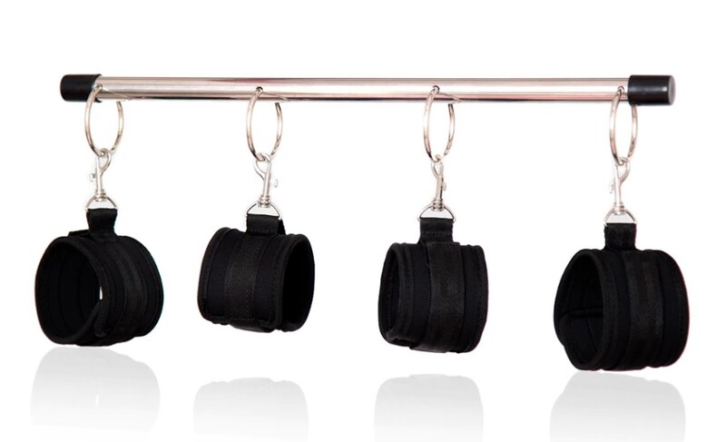 Бондажная распорка с черными наручниками и поножами