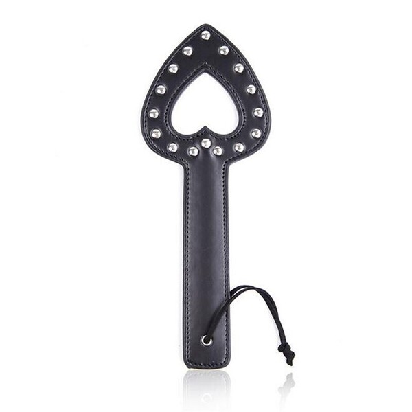 Пэдл с металлическими заклепками и полым сердечком