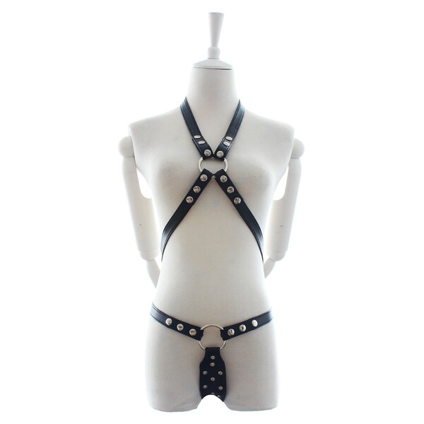 Откровенная сбруя на ремешках с заклепками