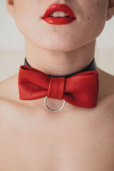 Тонкий ошейник с красной бабочкой