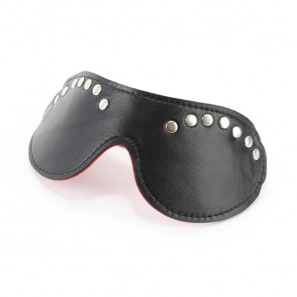 Маска из красной кожи с клепками