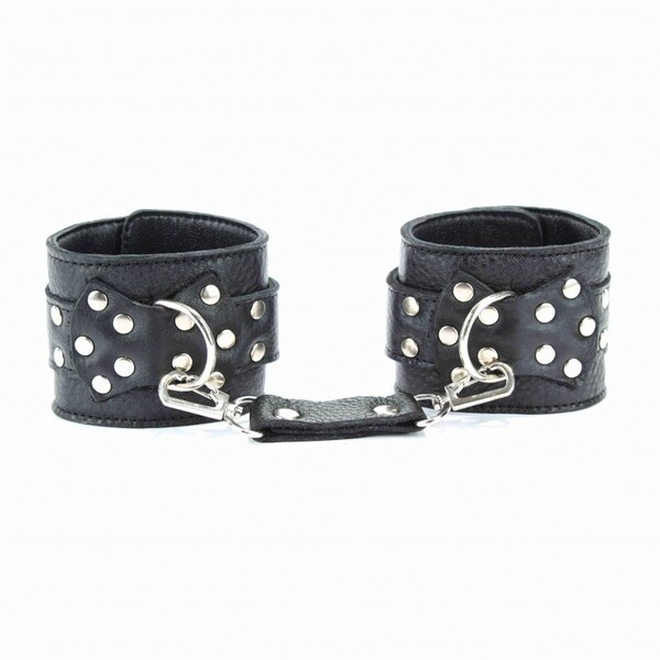 Наручники из кожи с декором в виде бабочки