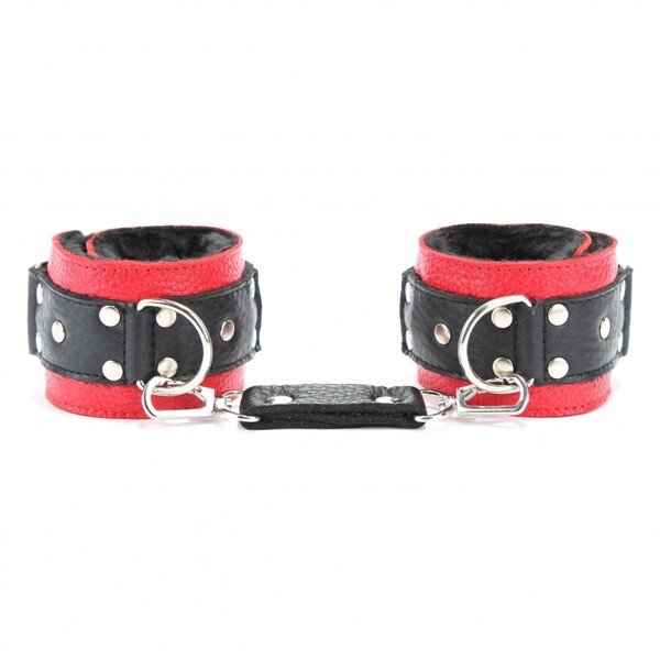 Наручники из черно-красной кожи с мехом