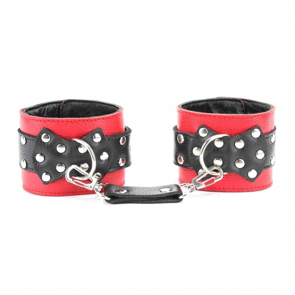 Наручники с чёрными проклёпанными ремешками с пряжкой