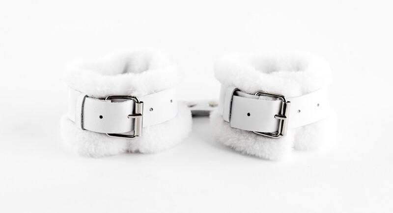 Оковы на ноги из натуральной кожи с нежным мехом White